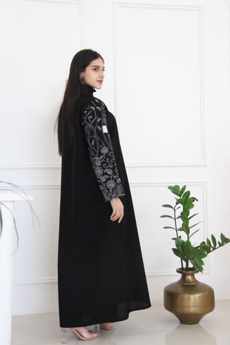 عباية بقماش لمار مع كم تل بالكم مطرز و مبطن