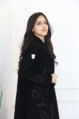 عباية بقماش كريب ملكي مع تطريز