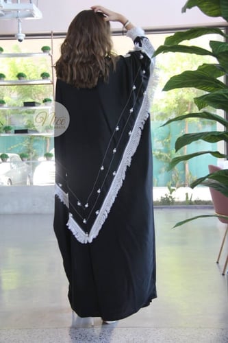 عبايه قماش كريب حرير بموديل بشت