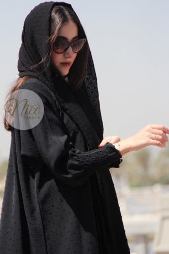 عباية بقماش لينن منقط اسود