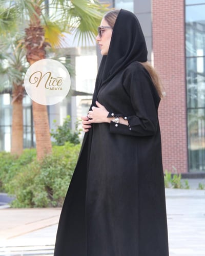 عباية شتوية بقماش شمواه اسود و قصة كم انيقة و لولو