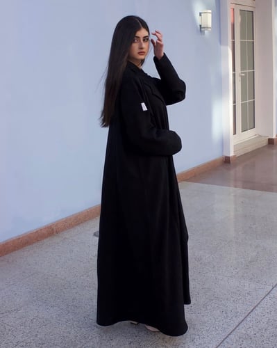 عباية بقماش كوري اسود مشجر