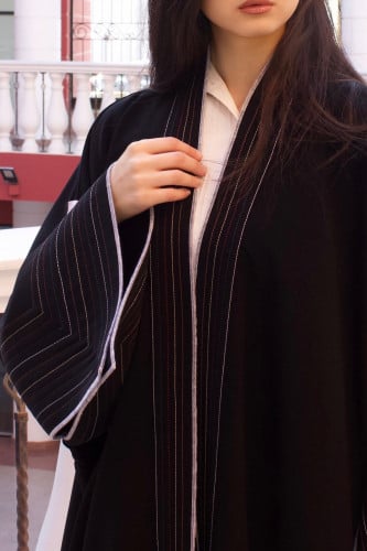 عباية بقماش لمياء اندنوسي مع تطريز و كم وسيع