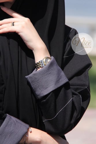 عباية بقماش مقلم رمادي و كم رمادي