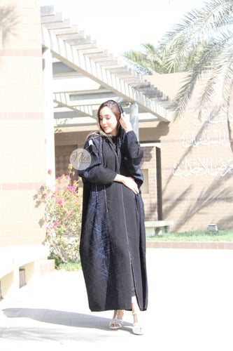 عبايه قماش كوري بتطريز انيق مع طرحه مطرزه