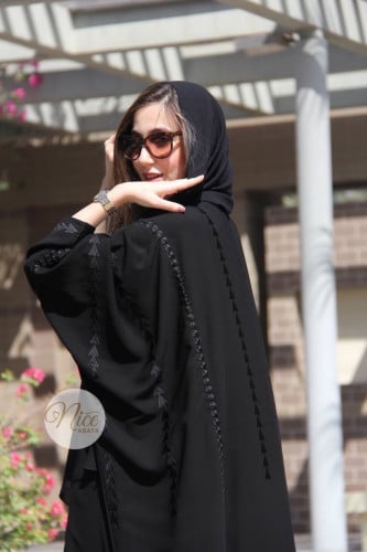 عبايه قماش المستقبل كوري بتطريز اسود