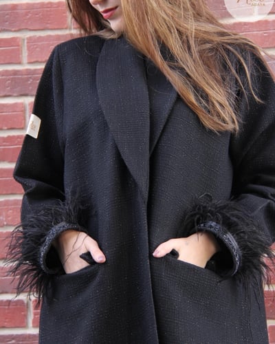 عباية شتوية بقماش شنيل اسود مع لمعة و كم ريش