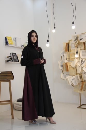 عباية بقماش شمواه اسود مع عنابي مع قصة فتحت اصبع ب...