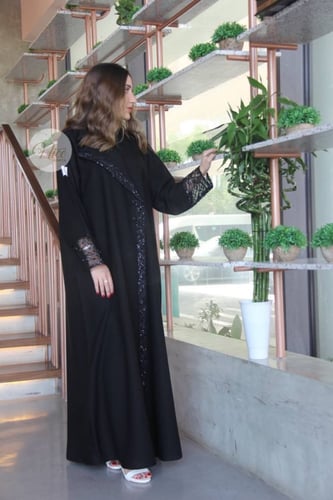 عبايه قماش لمار اسود مع شيفون بشك بالاكمام و الياق...