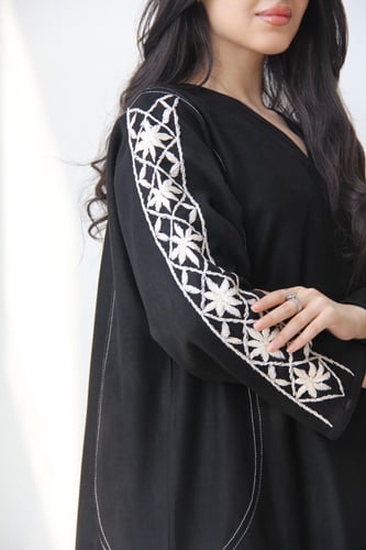 عباية بقماش شمواه اسود مع تطريز بالكم