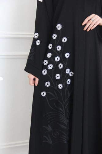 عباية بقماش كريب ملكي مع تطريز يدوي اسود و ابيض با...