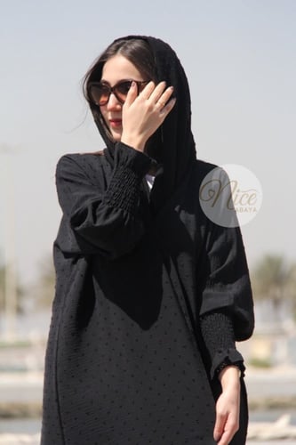 عباية بقماش لينن منقط اسود