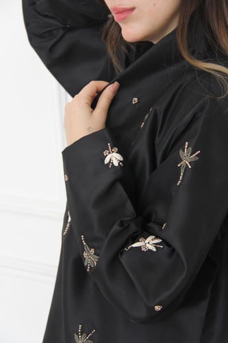 عباية بقماش تفته كوري بتطريز و شك متناثره لتضيف لم...