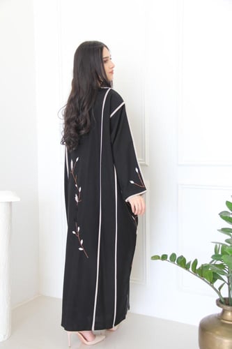 عباية بقماش كريب قصة فراشة مع شك يدوي من الامام و...