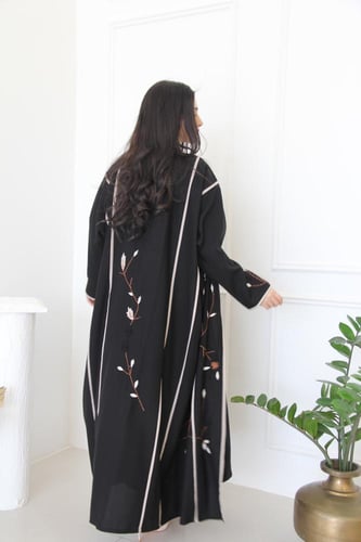 عباية بقماش كريب قصة فراشة مع شك يدوي من الامام و...