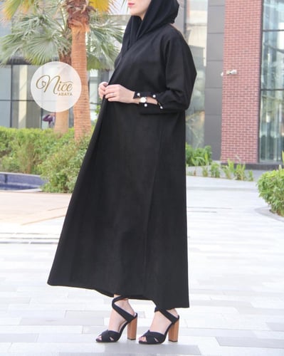 عباية شتوية بقماش شمواه اسود و قصة كم انيقة و لولو