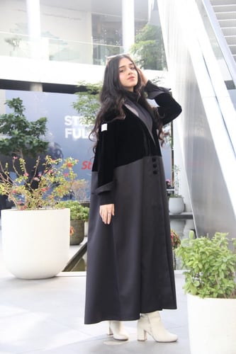 عباية بقماش مخمل اسود مع كتان