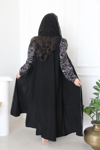 عباية بقماش لمياء و الاكمام جاكار مع الاطراف و بوف...