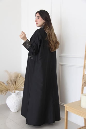 عباية تفته بتصميم كلاسيكي ولمسات أنيقة