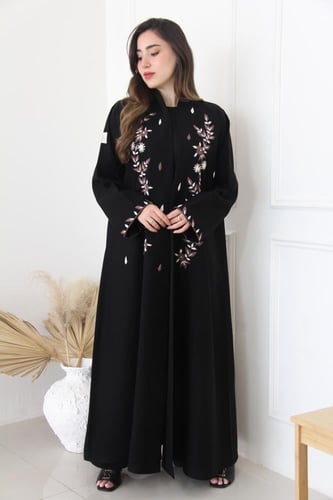 عباية بقماش لمار فاخرة بتطريز زهري أنيق، تجمع بين...