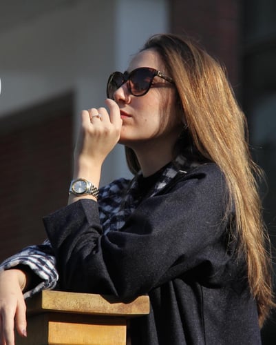 عباية شتوية بقماش شانيل لون كحلي غامق و الجها الثا...