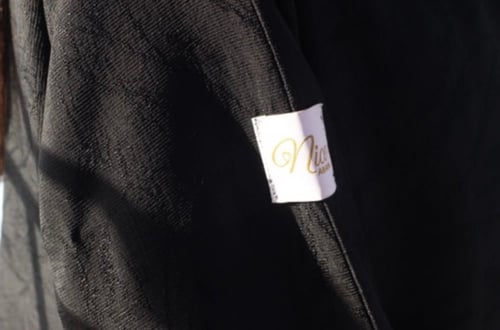 عباية بقماش كوري اسود مشجر