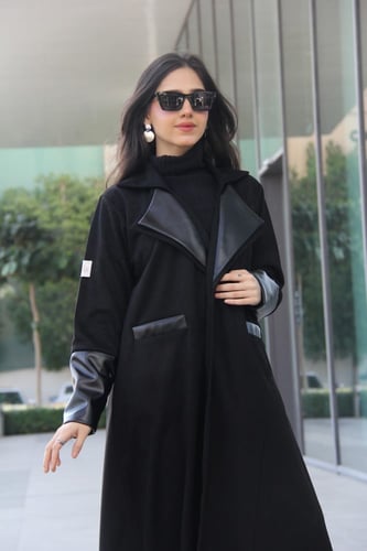 عباية بقماش شمواه اسود مع جلد و جيوب