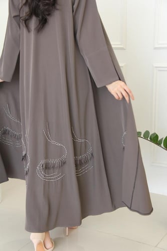 عباية بقماش انترنت بقصة كلوش مع شك يدوي