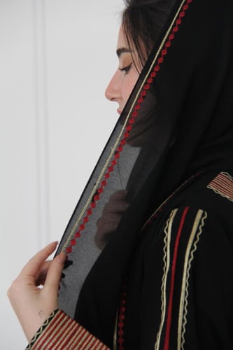 عباية عسيرية بتطريز يدوي متقن