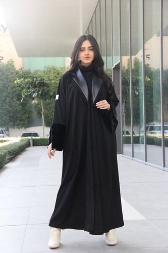 عباية بقماش شمواه اسود مع فرو بالكم