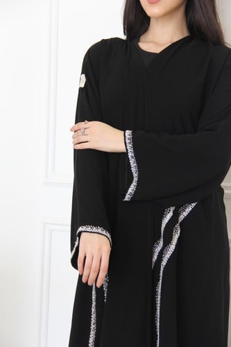 عباية بقماش كريب ملكي مع شك بالامام و الاكمام