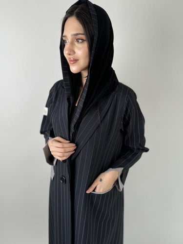 عباية بقماش جوري مقلم مع جيوب امامية مبطنه من الدا...