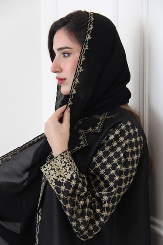 عباية بقماش تفته كوري مزين بتطريز ذهبي متقن