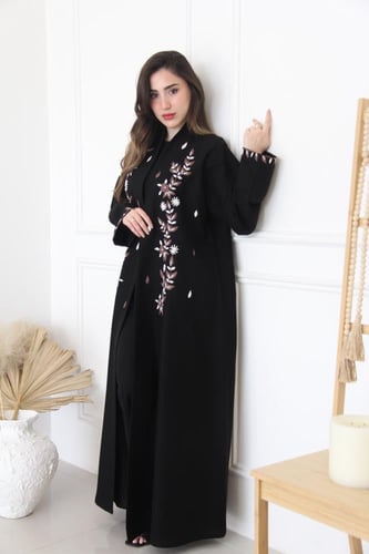 عباية بقماش لمار فاخرة بتطريز زهري أنيق، تجمع بين...