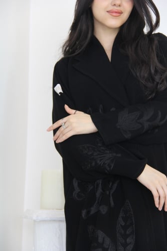 عباية بقماش كريب ملكي مع تطريز