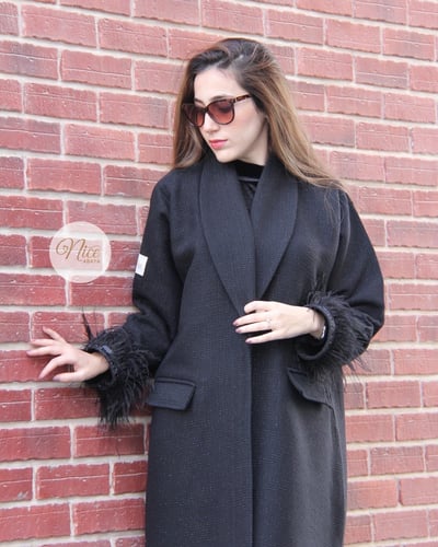 عباية شتوية بقماش شنيل اسود مع لمعة و كم ريش