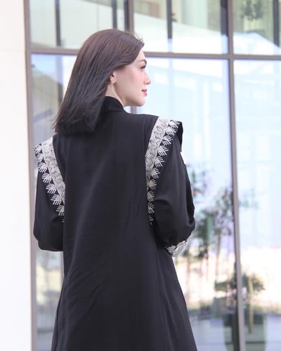 عبابة بقماش كريب مع تطريز فضي