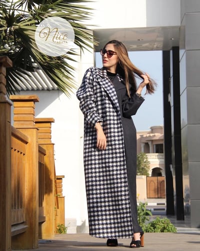 عباية شتوية بقماش شانيل لون كحلي غامق و الجها الثا...