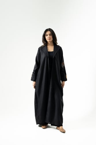 عباية بقماش لينن اسود مع تطريز بالاكمام و الخلف