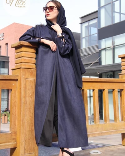 عباية شتوية بقماش شمواه كحلي بقصة كم انيقه و لولو