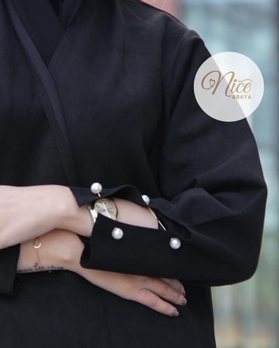 عباية شتوية بقماش شمواه اسود و قصة كم انيقة و لولو