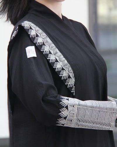 عبابة بقماش كريب مع تطريز فضي