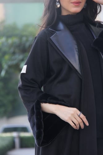 عباية بقماش شمواه اسود مع فرو بالكم