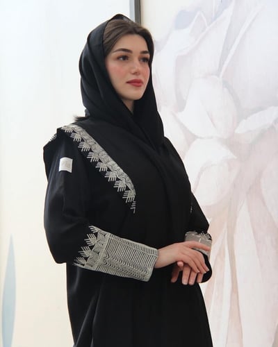 عبابة بقماش كريب مع تطريز فضي