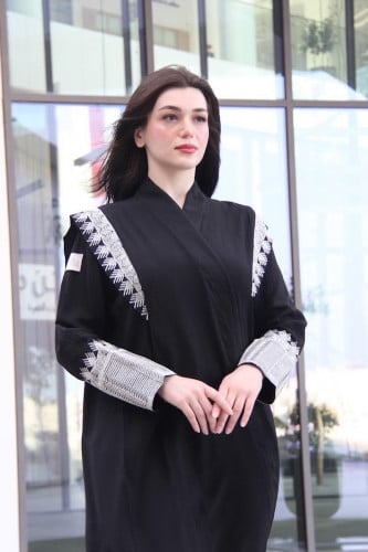 عبابة بقماش كريب مع تطريز فضي