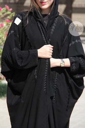 عبايه قماش المستقبل كوري بتطريز اسود