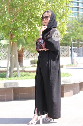 عبايه قماش كريب مطرز