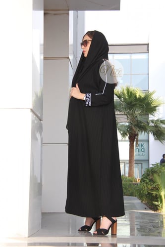 عبايه قماش كوري مقلم بتطريز سماوي