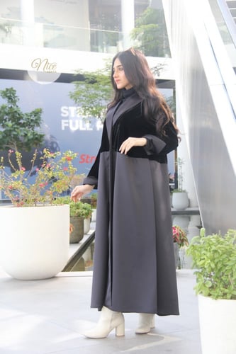 عباية بقماش مخمل اسود مع كتان