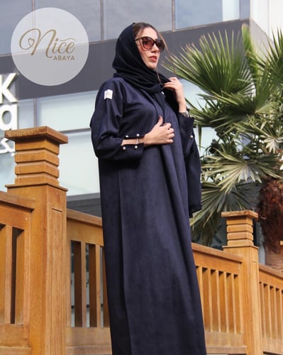 عباية شتوية بقماش شمواه كحلي بقصة كم انيقه و لولو